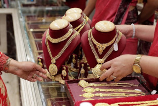 सुनको मूल्य बढ्दा चाँदी घट्यो