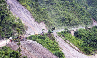 अविरल वर्षा,पहिरो र बाढीका कारण देशका विभिन्न राजमार्ग अवरुद्ध
