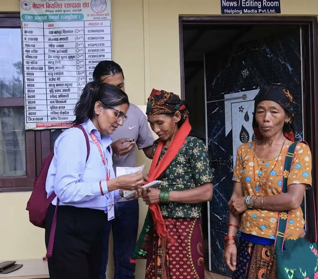 नारायणगढमा भेटिएको २२ हजारसहितको पर्स फिर्ता गर्ने देवघाटका धनमाया र रनमाया सम्मानित