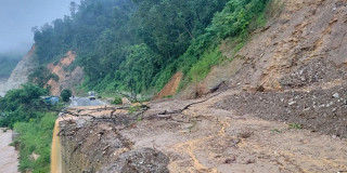 मुख्य राजमार्गमा पहिरो र बाढी, केही सडक अवरुद्ध