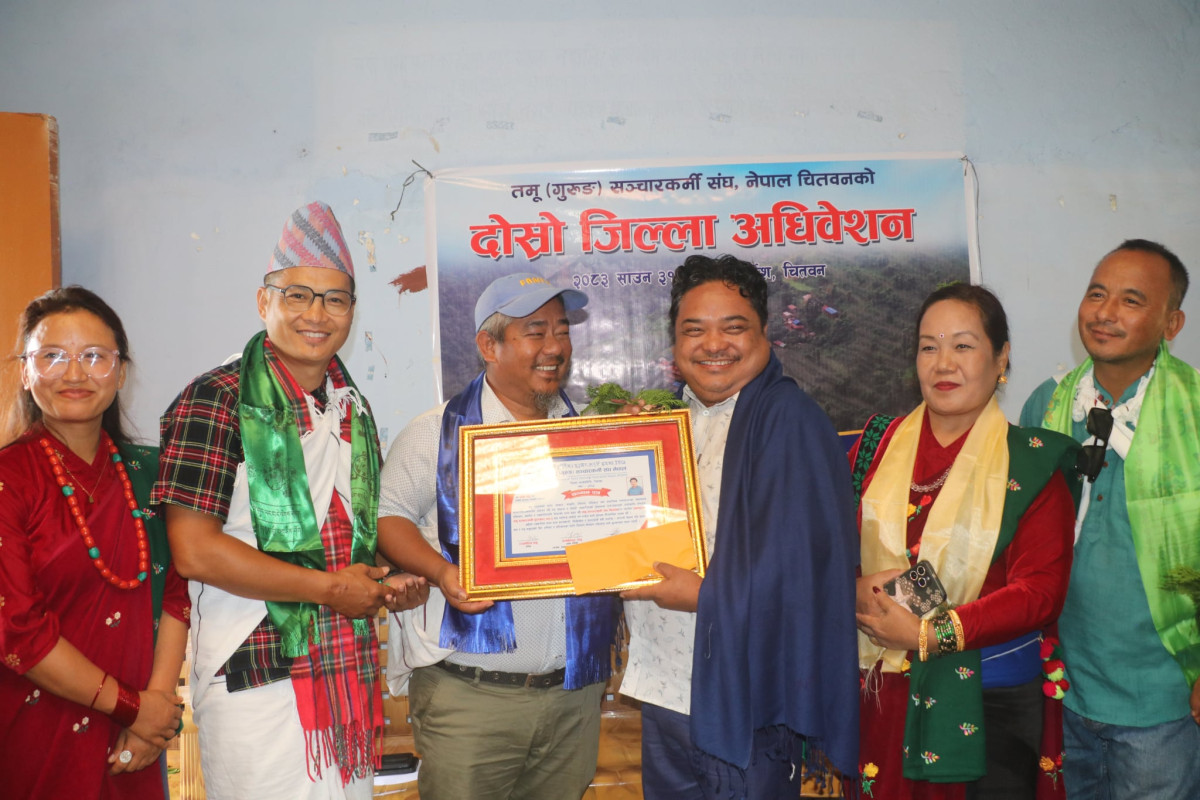 तमू सञ्चारकर्मी संघ चितवनद्वारा सञ्चारकर्मी घना गुरुङ पुरस्कृत