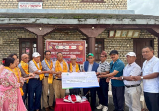 दीप हाउजिङका तमु परिवारले भेटेकोशी बाढी पीडितका लागि ३ लाख ४२ हजार राहत