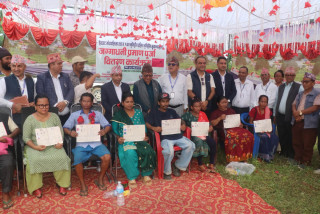 देवघाटका १० भूमिहीन परिवारलाई जग्गाधनी पुर्जा वितरण