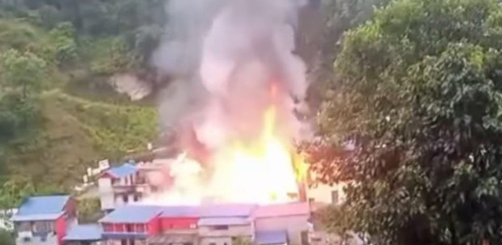 ताप्लेजुङको मेरिङदेन गाउँपालिका दोभान बजारमा आगलागी