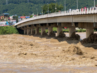 पानीको बहाव अत्यधिक बढेपछि नारायणी पुलमा सवारी साधन सञ्चालनमा प्रतिबन्ध