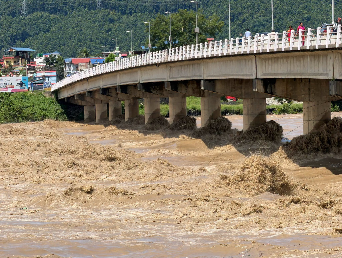 पानीको बहाव अत्यधिक बढेपछि नारायणी पुलमा सवारी साधन सञ्चालनमा प्रतिबन्ध